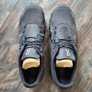 Mens On Cloud running shoes size 9.5